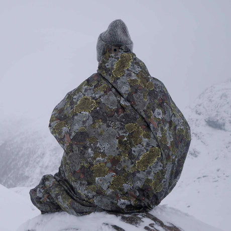 Jerven Bag Primaloft Hunter 60g Lifestlye Image Man on snowy mountan - Wild & Moor